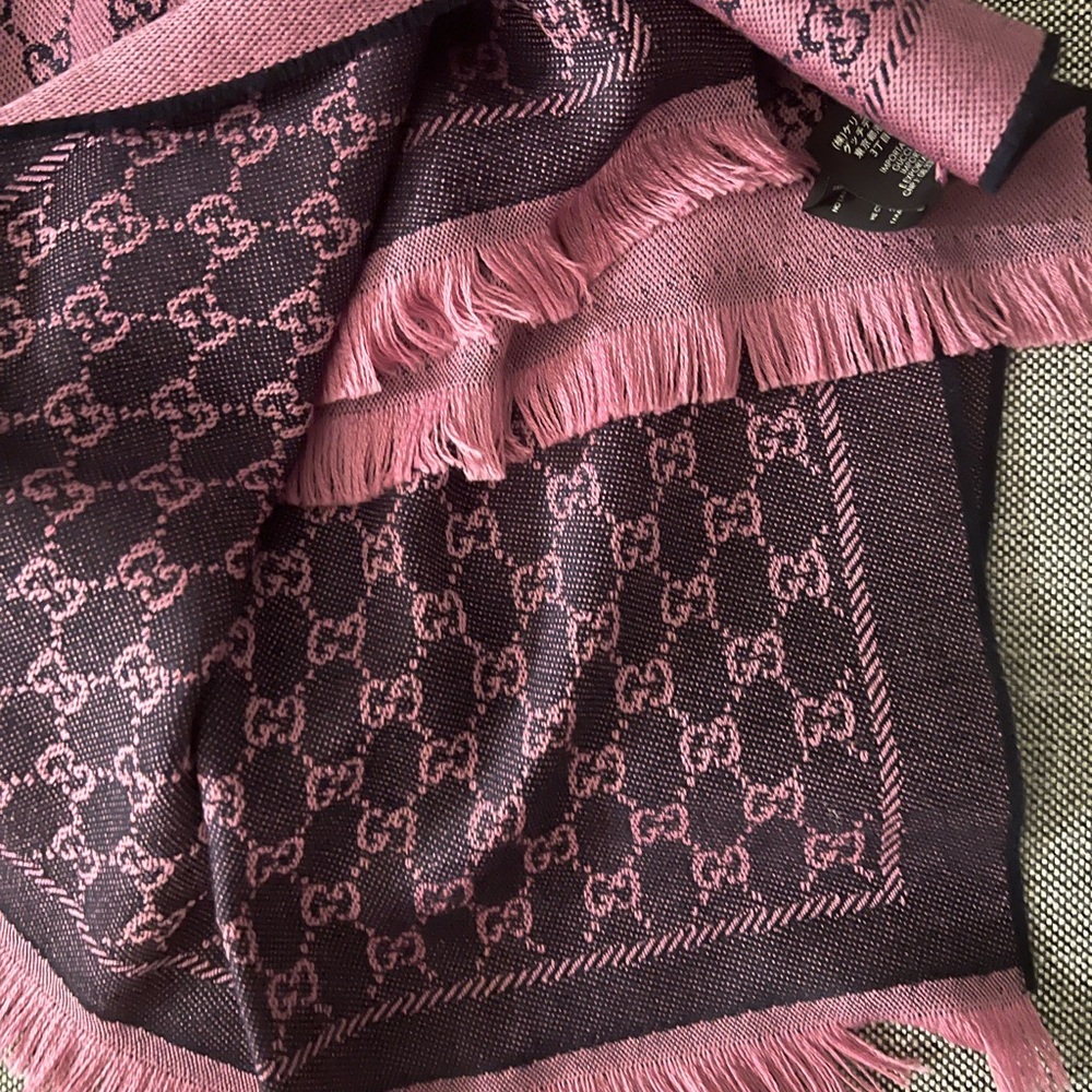 - Gucci reversible scarf - Picture 3 of 8